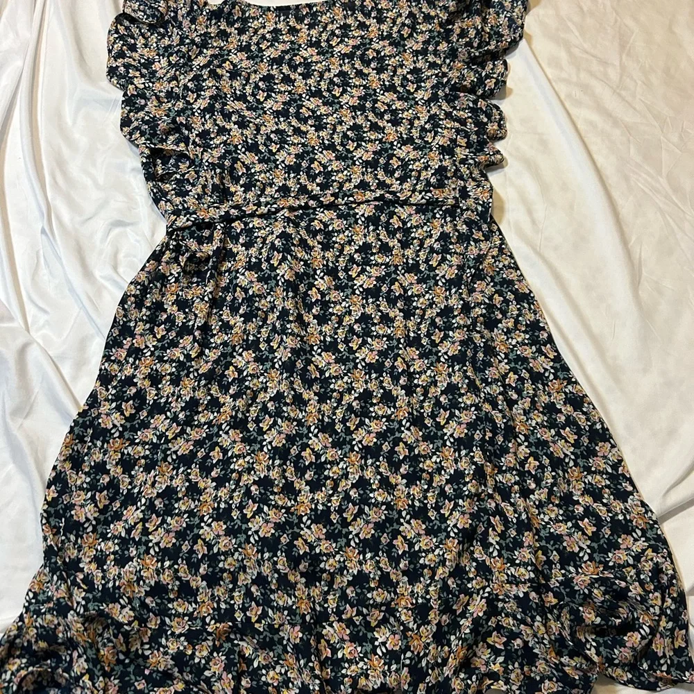 Max Studio Floral Print Ruffle Sleeve Tie Waist Dress Navy Pink Size 1X. NWOT - Picture 1 of 14